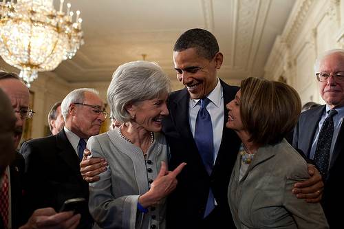 Obama avec sa secrétaire à la Santé et la leader de la Chambre de représentants lors du passage de la loi le 23 mars 2010